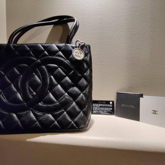 Chanel Cabas Medallion bag in black caviar leather - Picture 6 of 6